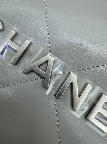 CHANEL 22 Bag Medium 23C淺灰色銀扣