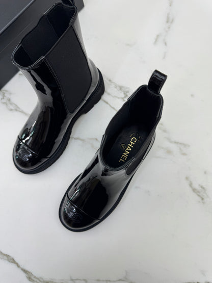CHANEL 22C Chelsea Boots 漆皮切爾西短靴