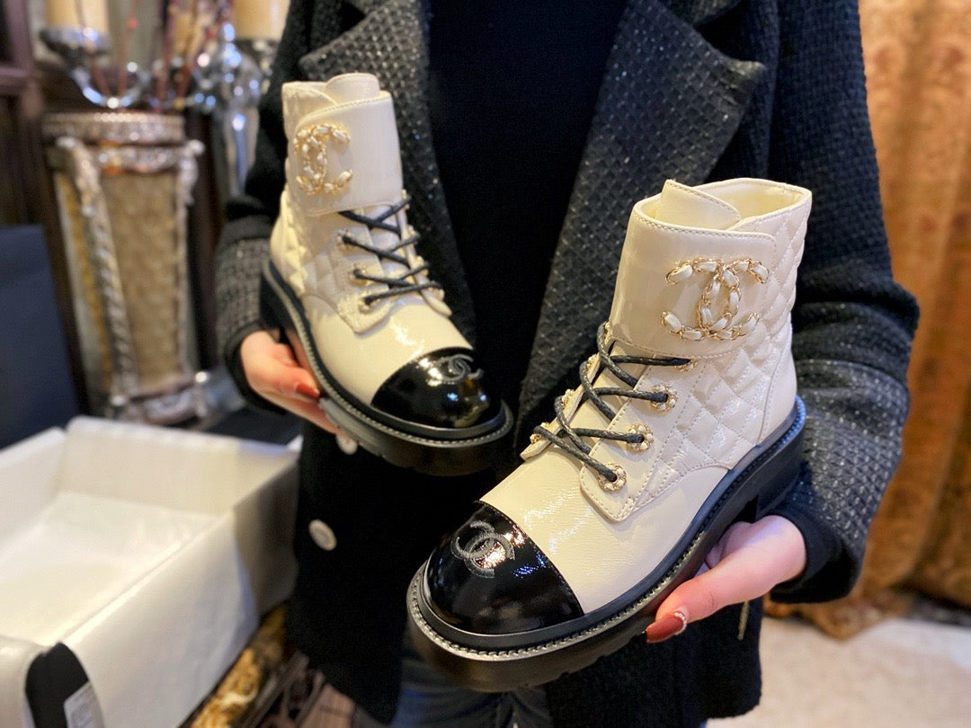 CHANEL 亮面皺牛皮 菱格馬丁靴 黑白色