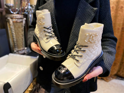 CHANEL 亮面皺牛皮 菱格馬丁靴 黑白色