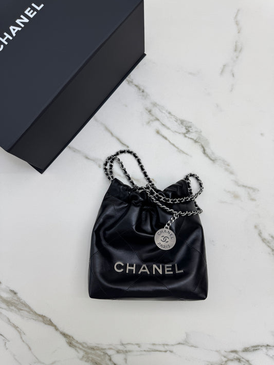 CHANEL Mini 22 Bag 黑銀 【同步最新磁吸扣版】