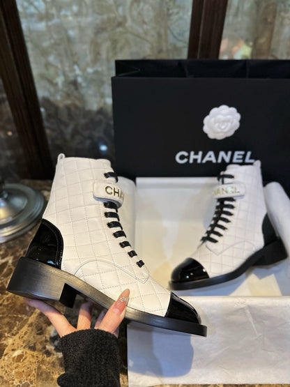 CHANEL 羊皮 菱格字母機車靴 黑白 23a￼