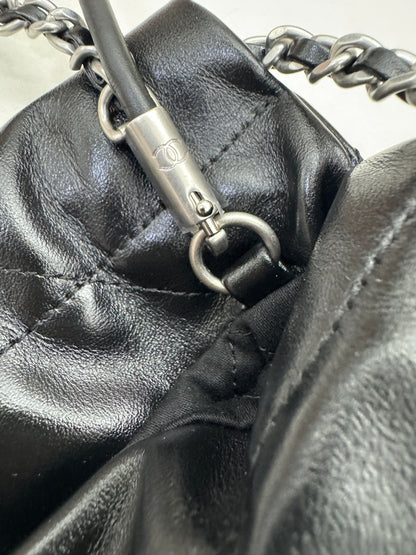 CHANEL Mini 22 Bag 黑銀 【同步最新磁吸扣版】