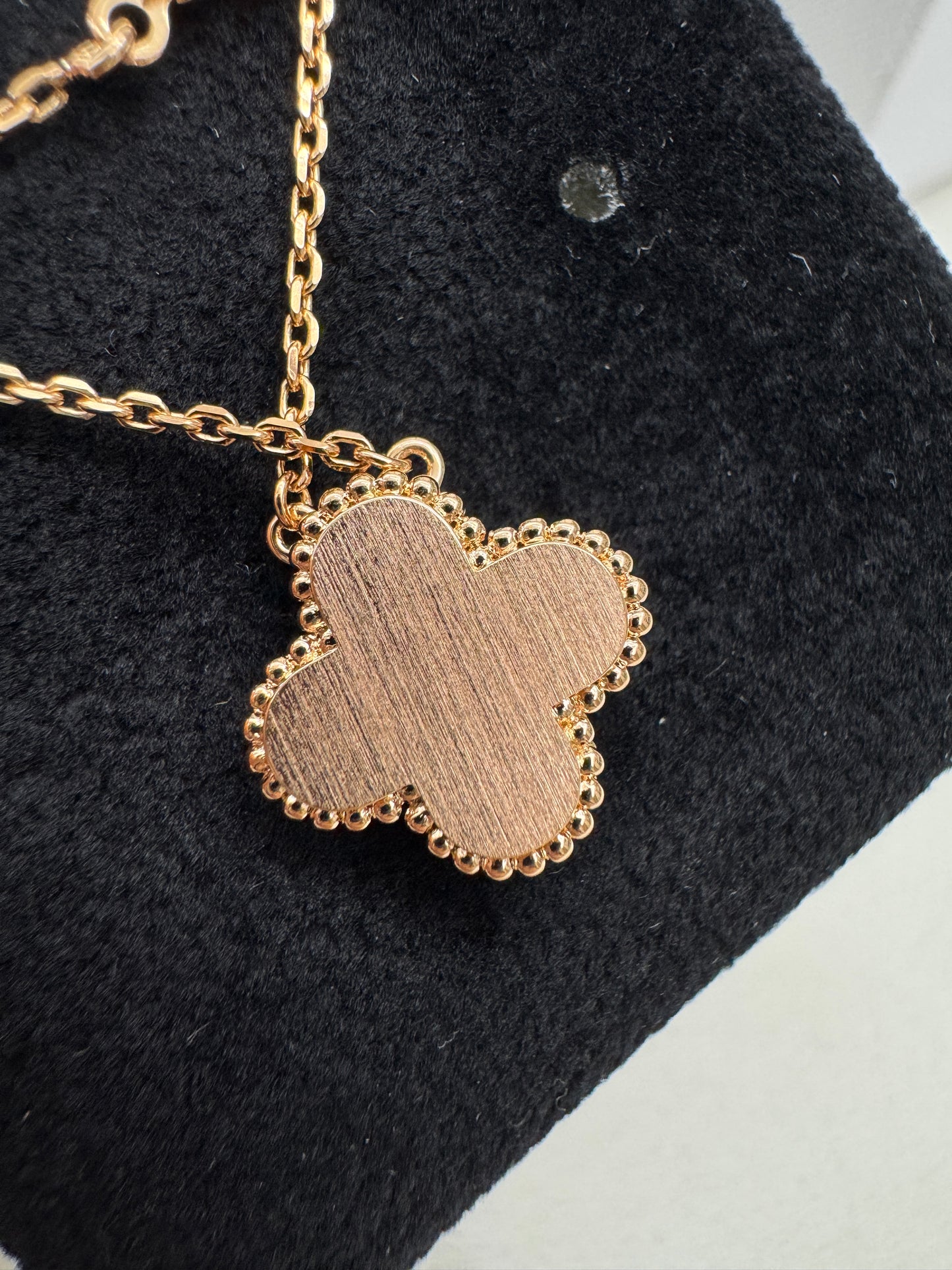 VCA Vintage Alhambra 2025 Holiday Pendant 粉貝母