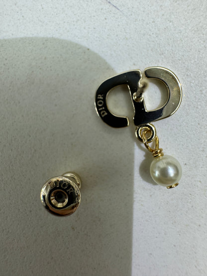 Dior Petit CD Daisy 耳環
