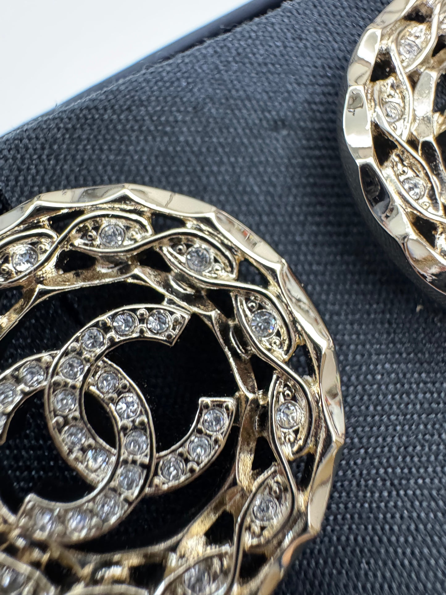 CHANEL 24B 圓形鏤空水鑽耳環