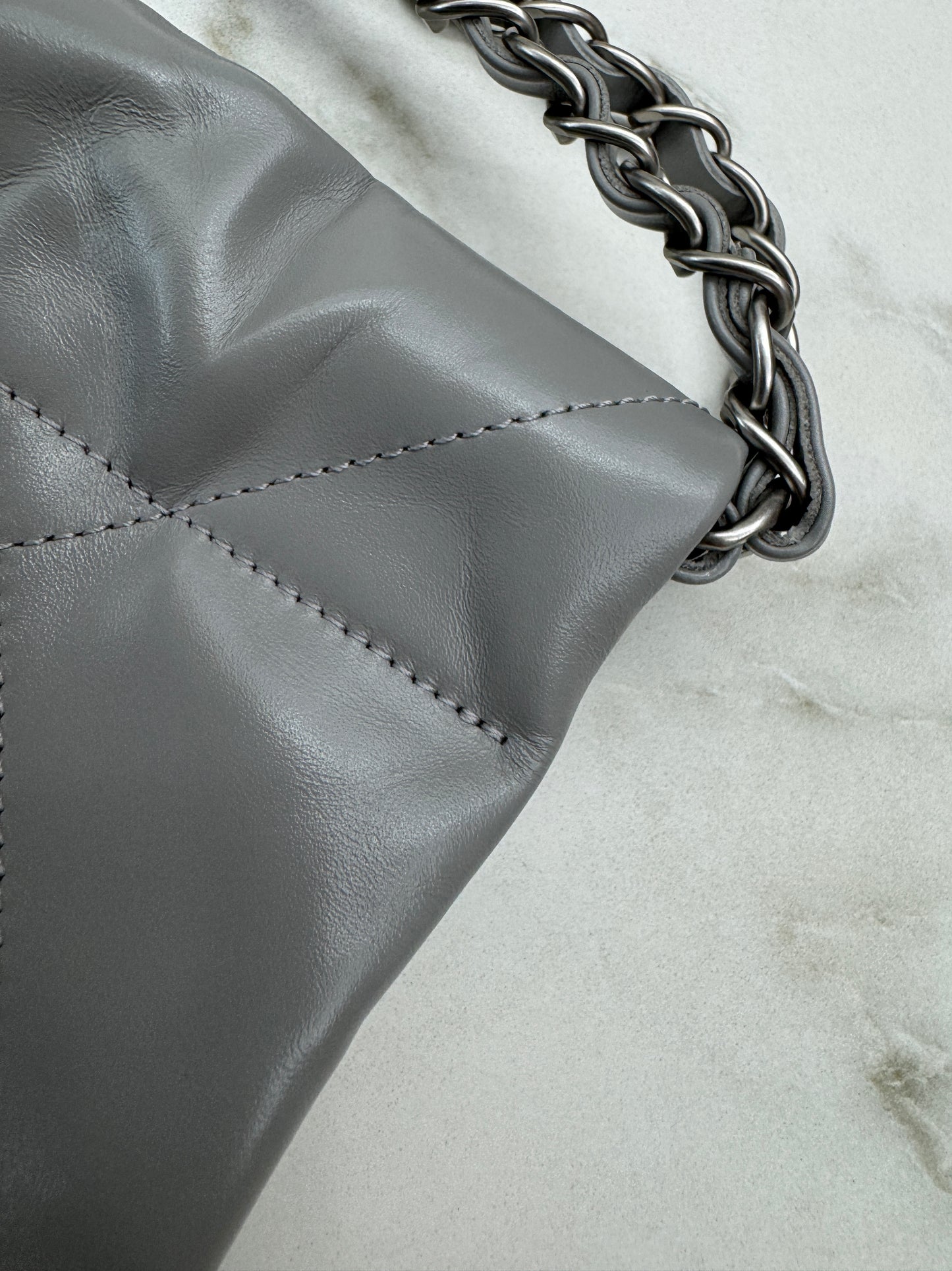 CHANEL 22 Bag Medium 23C淺灰色銀扣