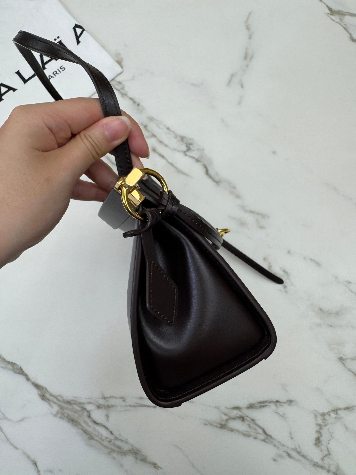 ALAIA Le Click East West Medium 深棕色