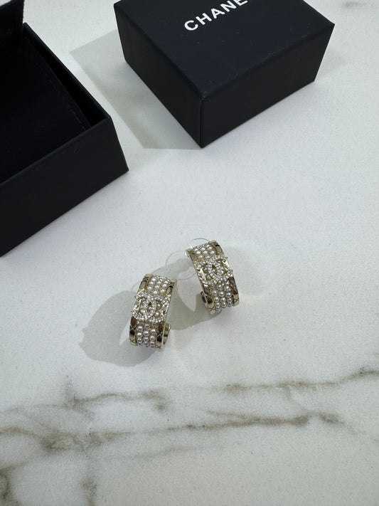 CHANEL 25A 珍珠圈形耳環