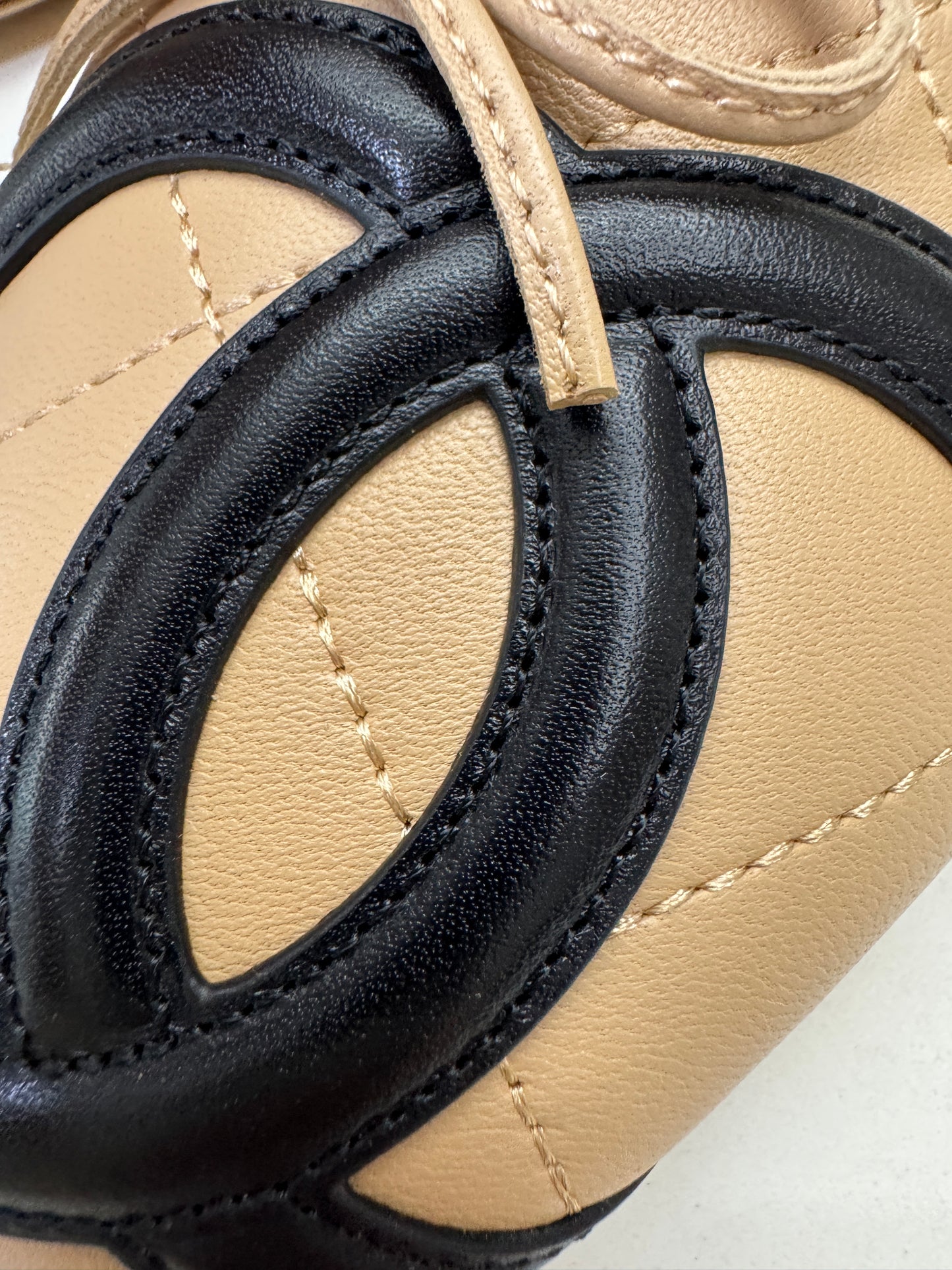 CHANEL Cambon Ballet Flats 杏拼黑 Beige