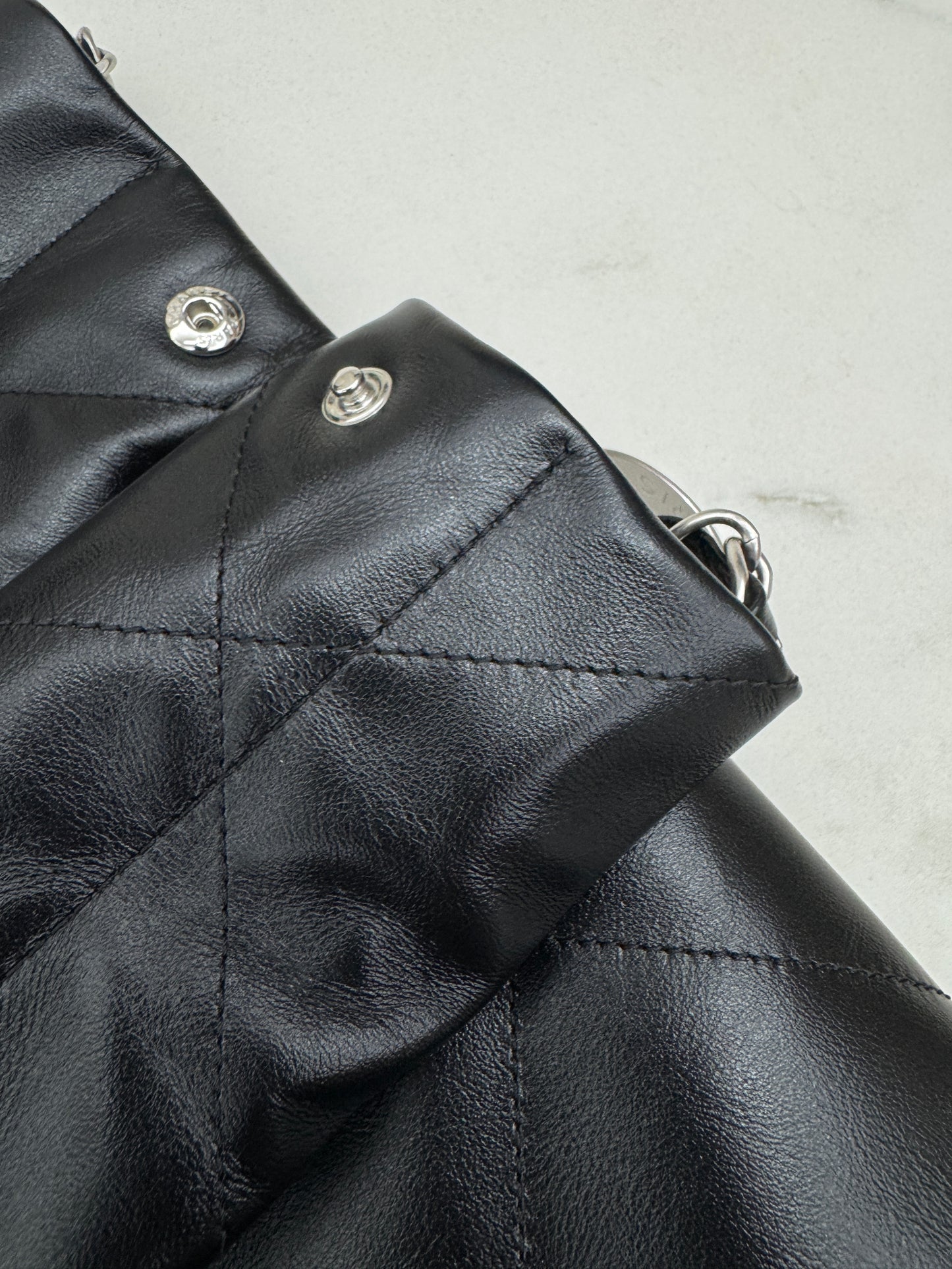 CHANEL 22Bag 黑銀 Medium