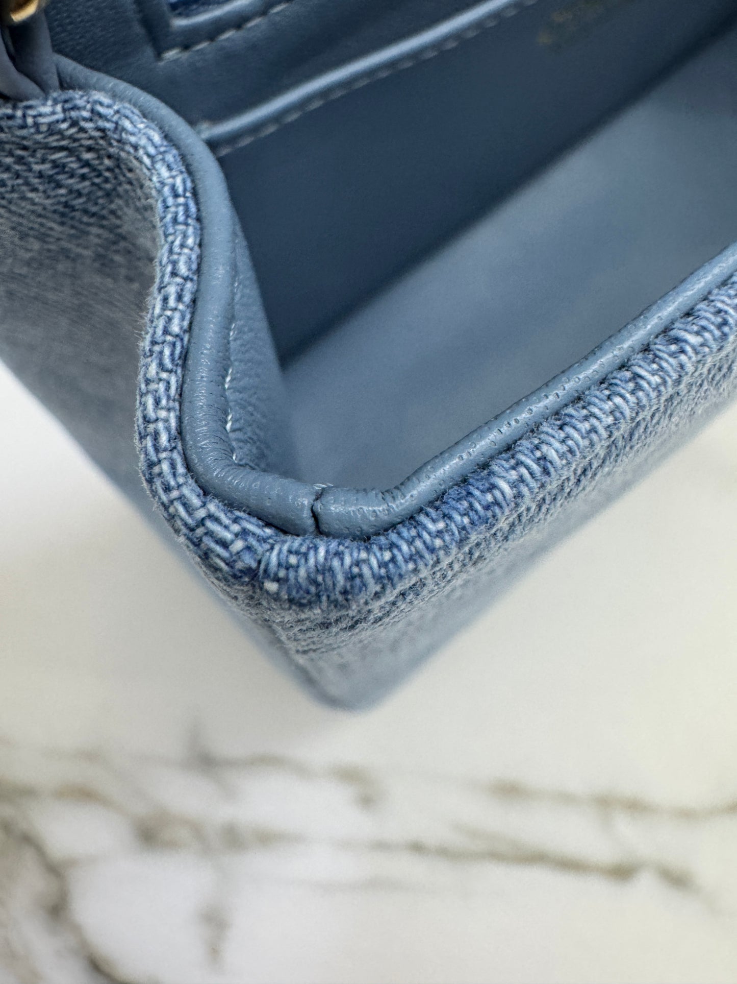 CHANEL 22B 淺藍牛仔 Mini CF20