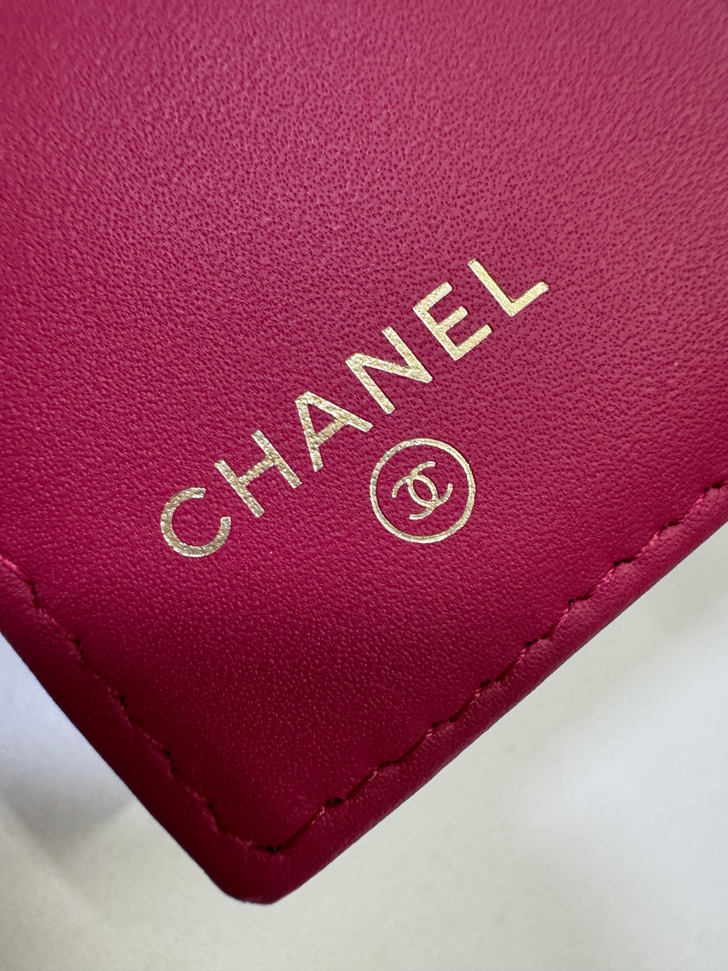 CHANEL 23P 鏤空扣 兩摺錢包 黑