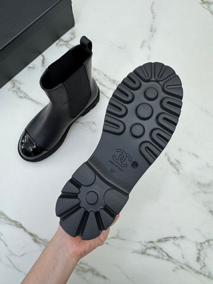 CHANEL 22C 漆皮拼牛皮 切爾西短靴 Chelsea Boots