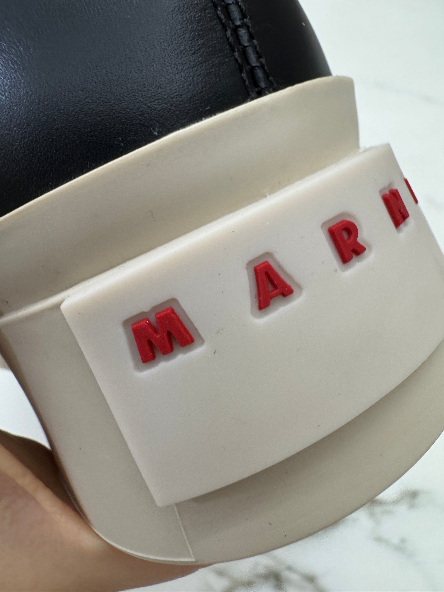 MARNI 大頭瑪麗珍 黑色皮款