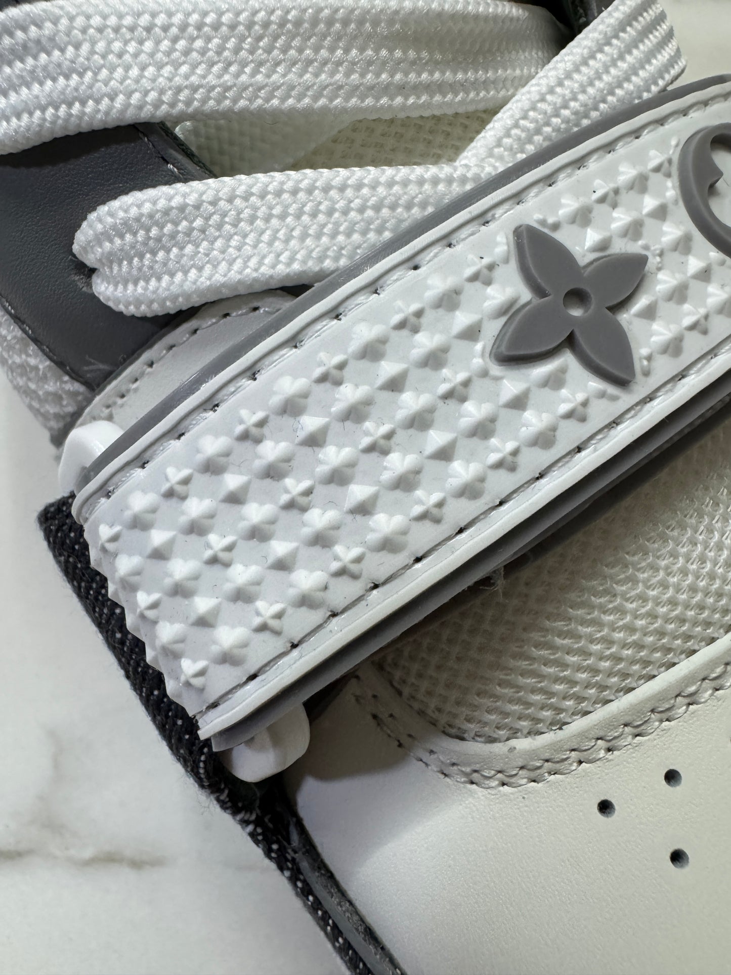 LV Trainer 25年灰牛仔