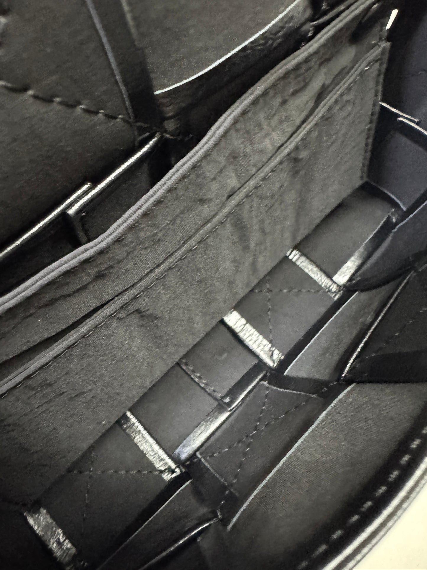 BV 8格油臘皮腰包