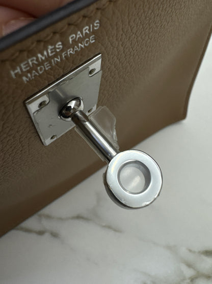HERMES Kelly Danse 奶茶色銀扣 Chai Evercolor PHW