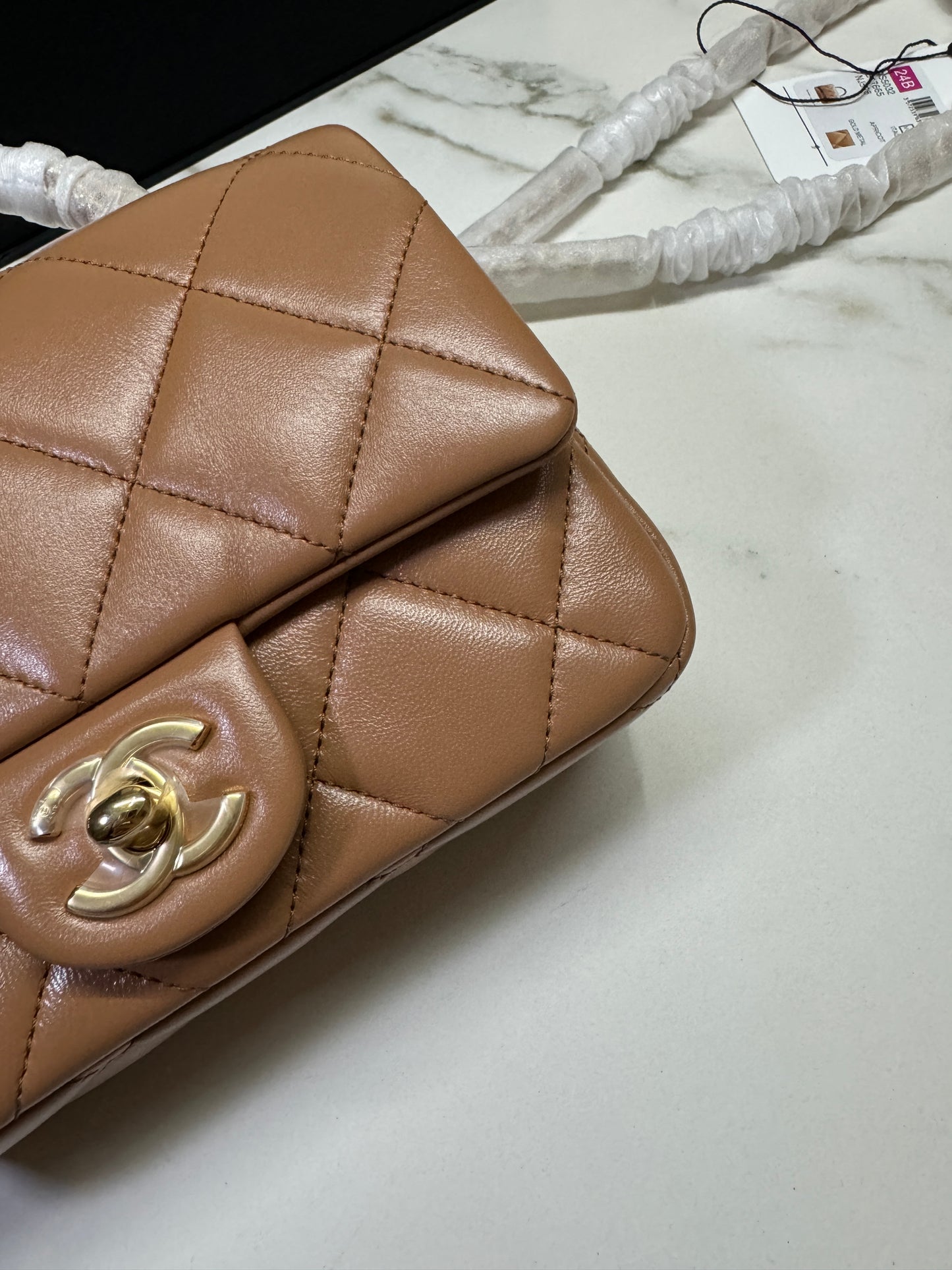 CHANEL 24B 手柄 Flap Bag 小號 奶茶色 亮面小羊皮