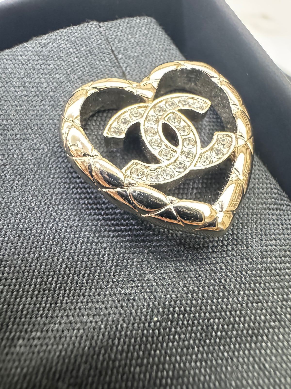 CHANEL 25A 愛心鏤空耳環