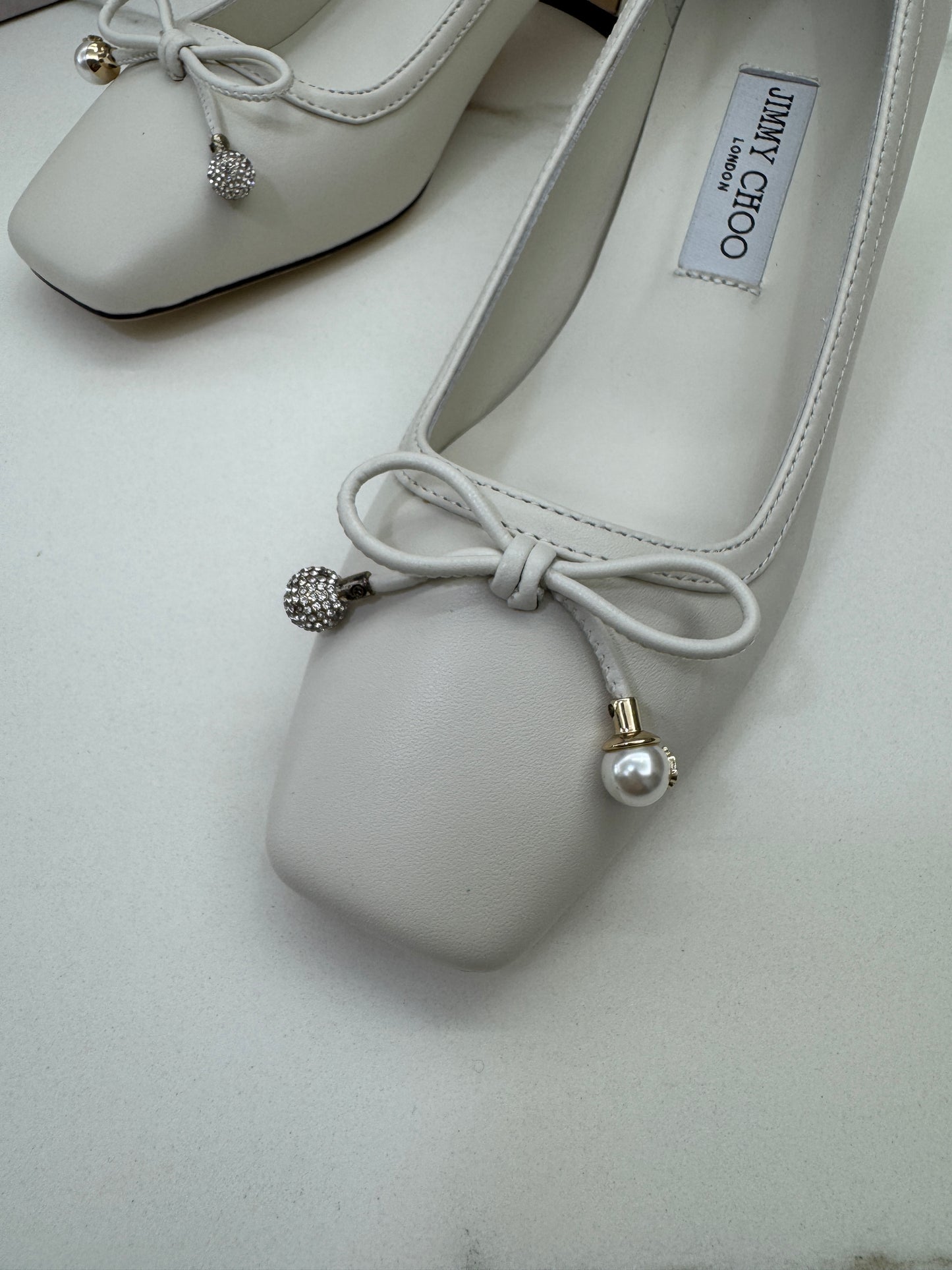 JIMMY CHOO 方頭珍珠拼鑽蝴蝶結 米白