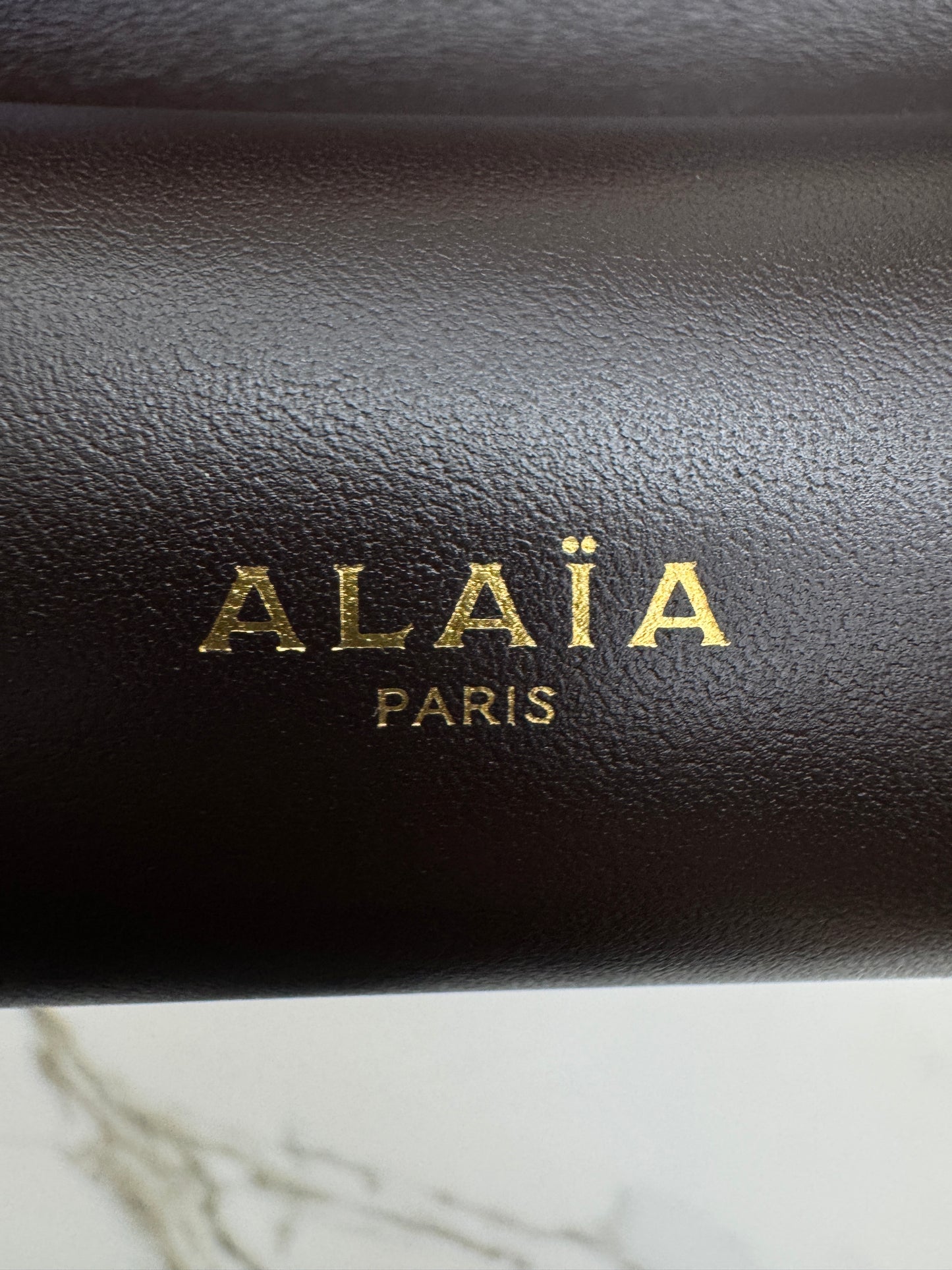 ALAIA Le Click East West Medium 深棕色