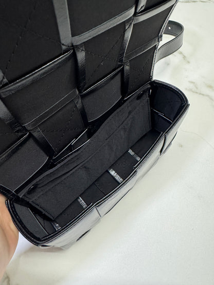 BV 8格油臘皮腰包