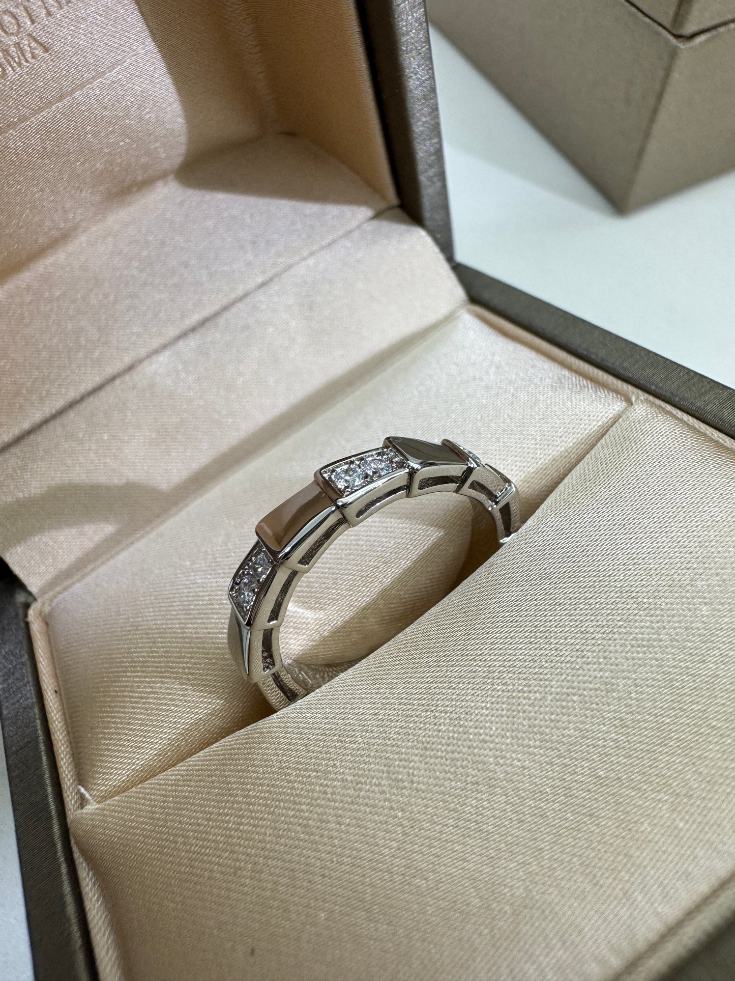 BVLGARI Serpenti Ring 白金色半鑽