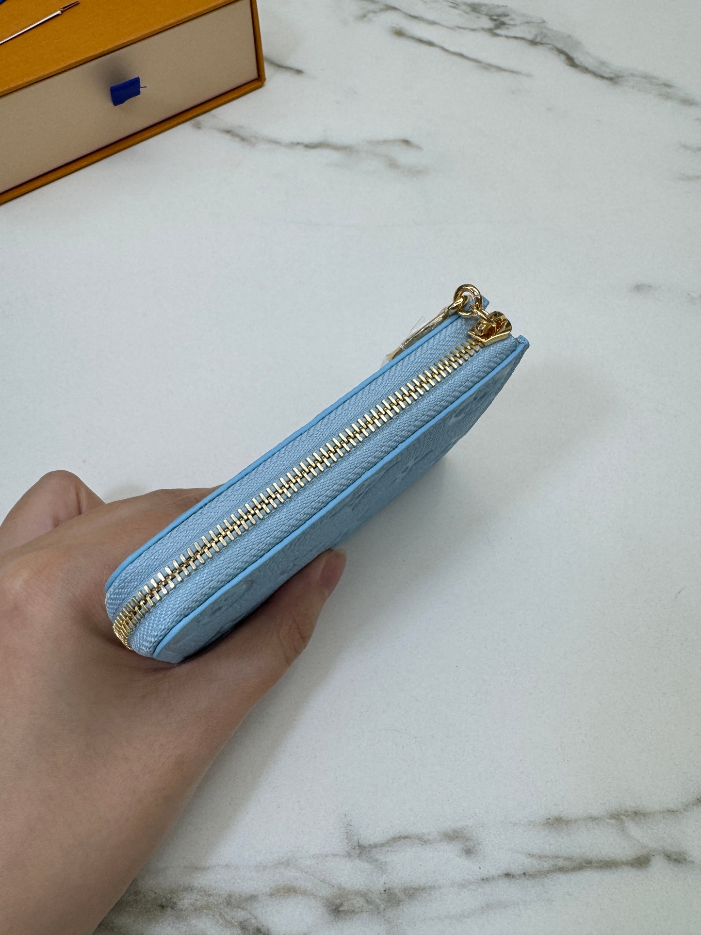 LV L型小錢包 粉藍色全皮壓花 M27669