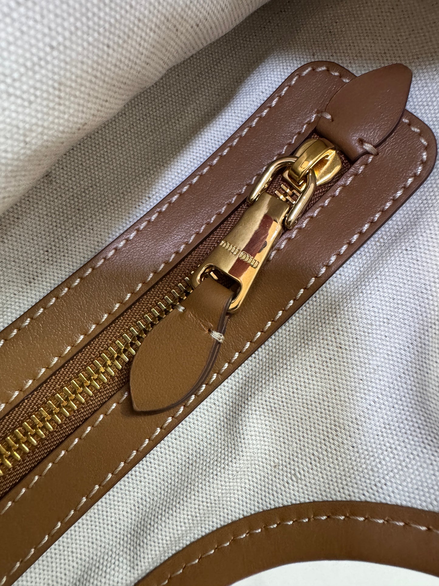 MIU MIU Ivy Tote Regular 淺棕色