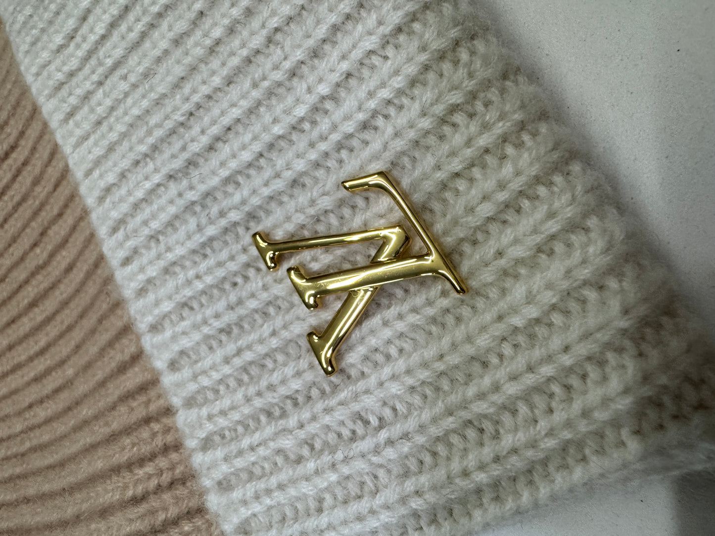 LV 狐狸毛球冷帽 奶茶色