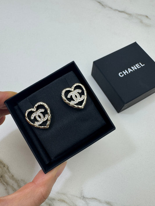 CHANEL 25A 愛心鏤空耳環