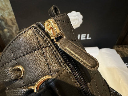 CHANEL 羊皮菱格 機車靴 logo字母￼23A