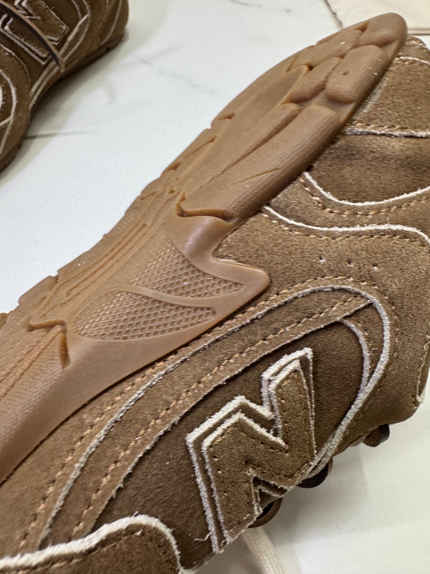 MIU MIU x NEW BALANCE 棕色猄皮軟底運動鞋