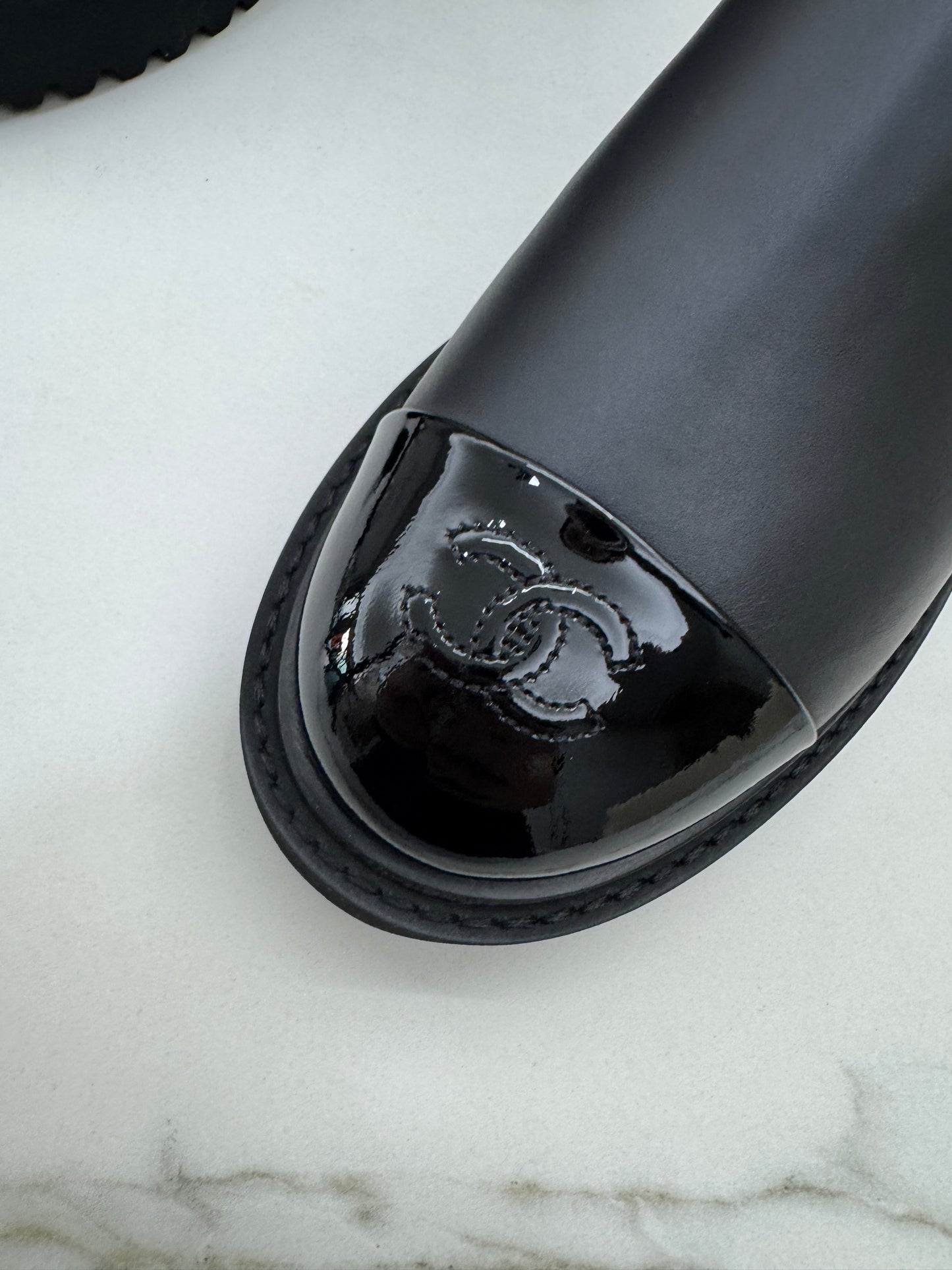 CHANEL 22C 漆皮拼牛皮 切爾西短靴 Chelsea Boots