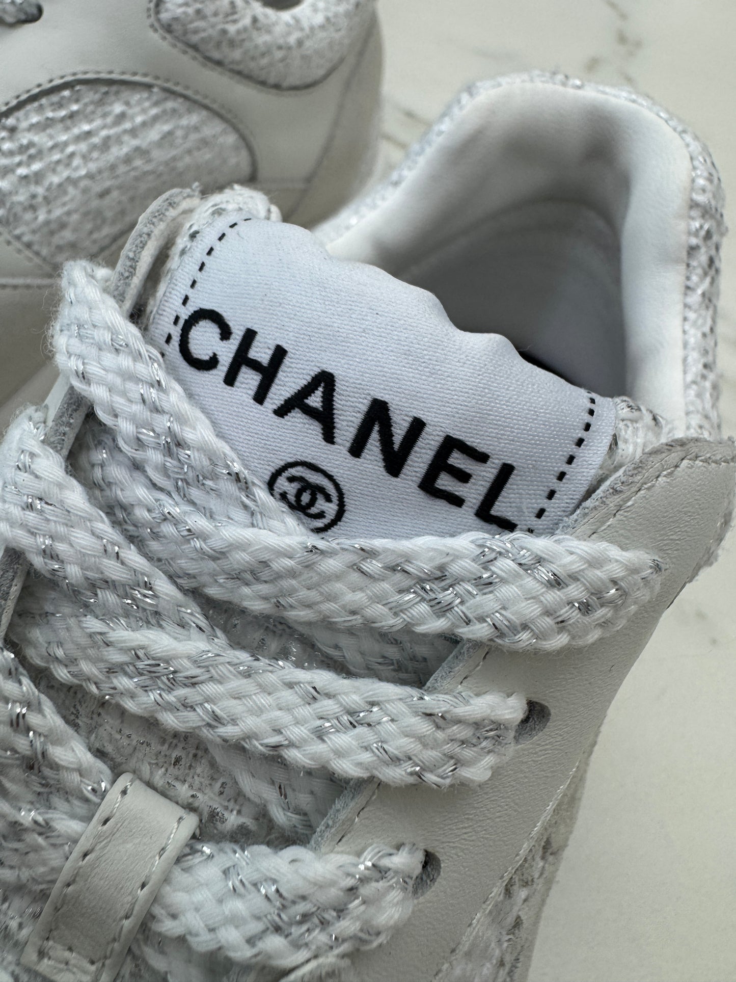 CHANEL 銀白色粗花呢Tweed Sneakers