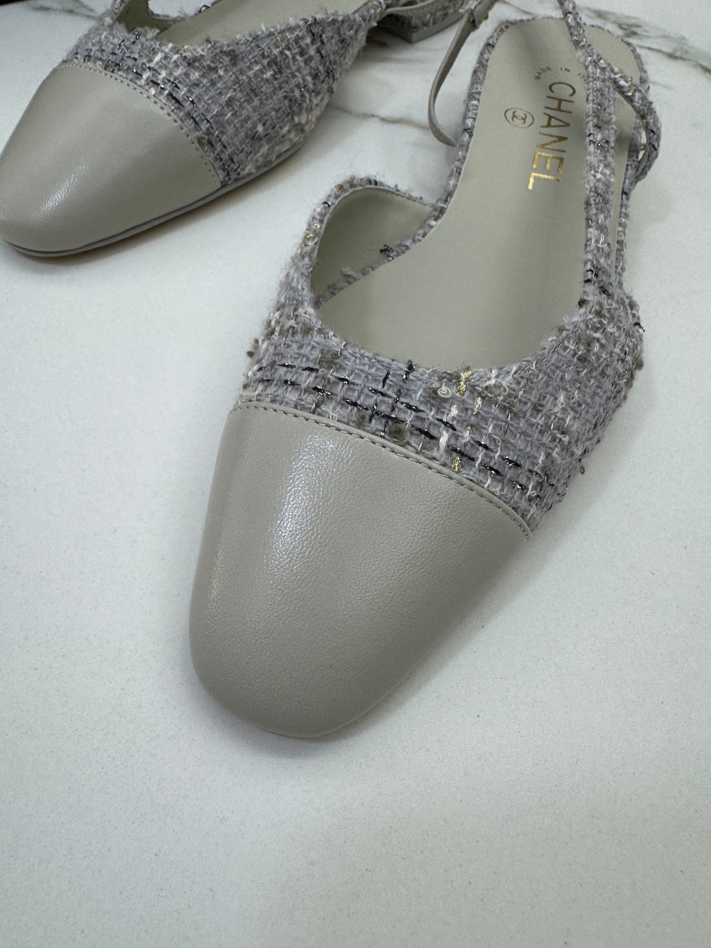 CHANEL 25B 灰白色金絲線Tweed Slingback