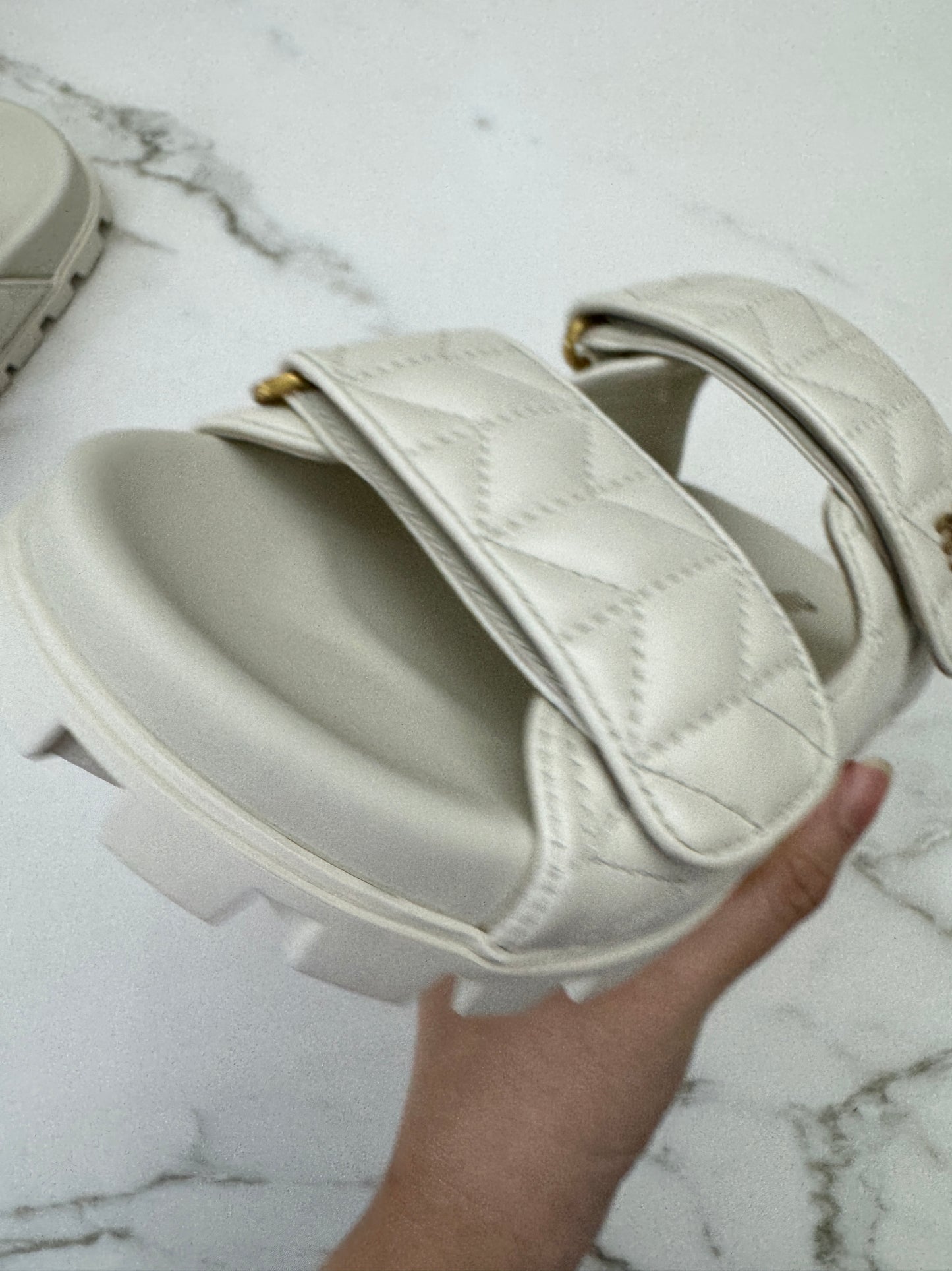 MIU MIU 魔術貼涼鞋 米白色羊皮