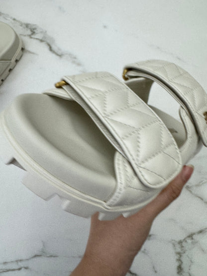 MIU MIU 魔術貼涼鞋 米白色羊皮