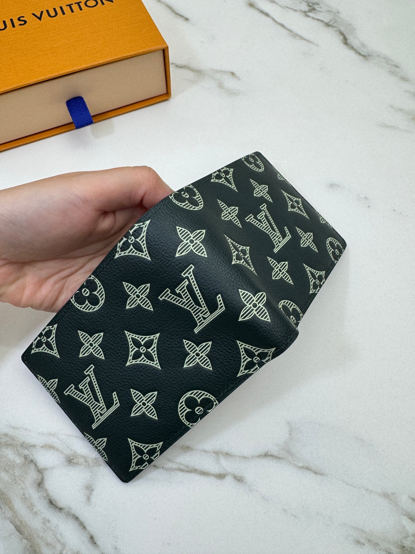 LV M27150 兩摺錢包 深綠色壓花