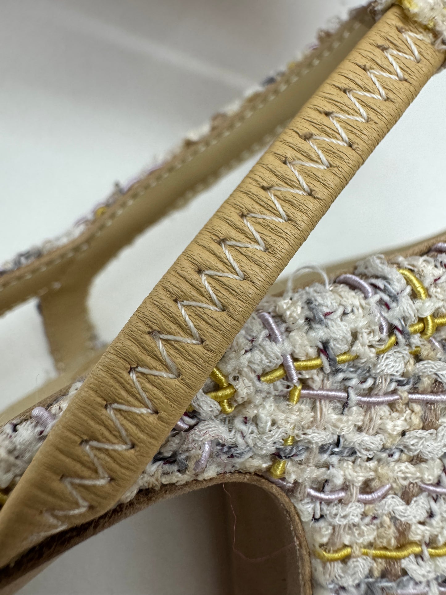 CHANEL 21P 杏色拼米黃紫Tweed Slingback