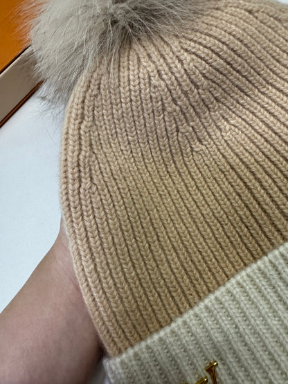 LV 狐狸毛球冷帽 奶茶色