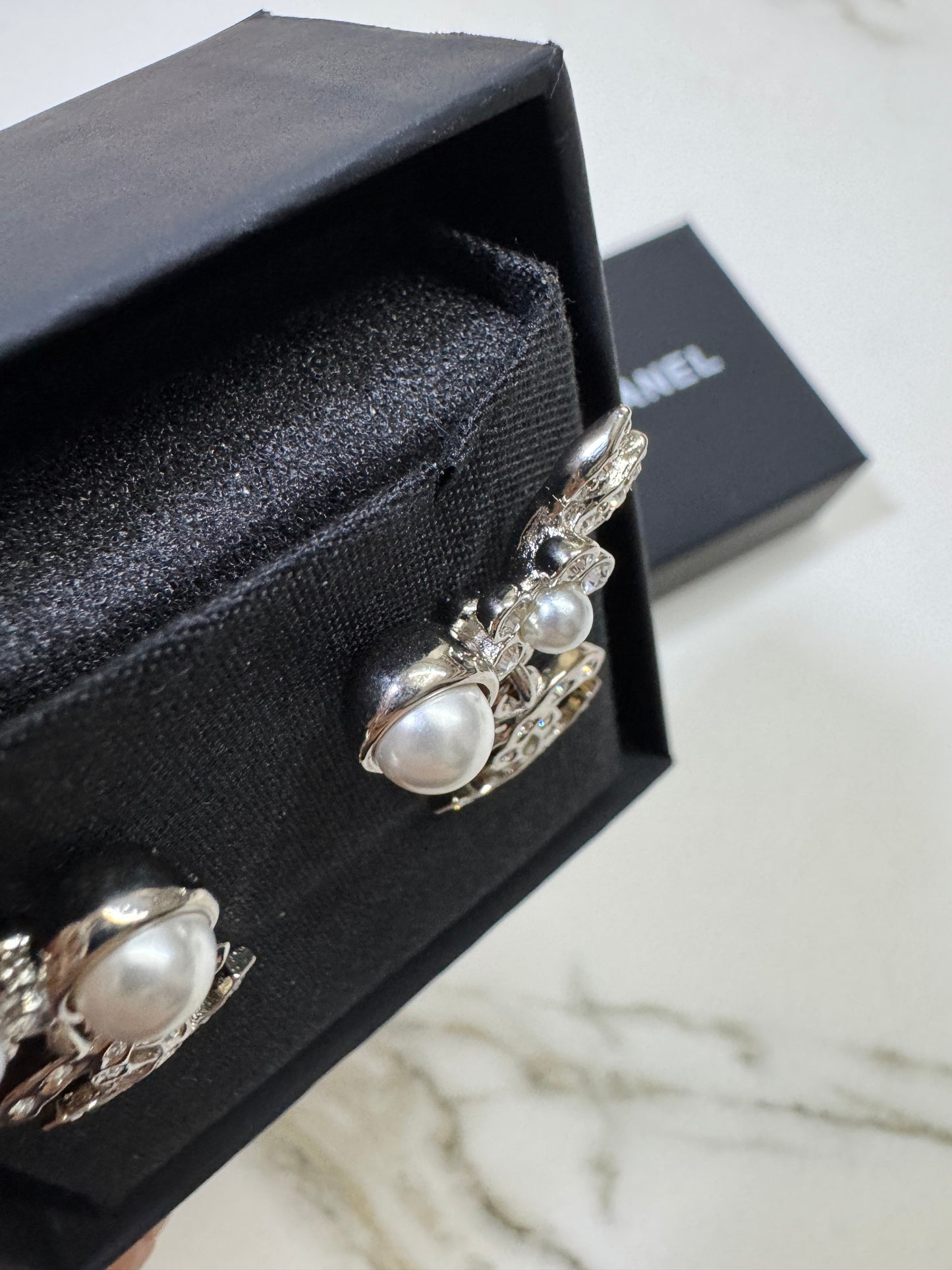 CHANEL 21V 珍珠水鑽耳環