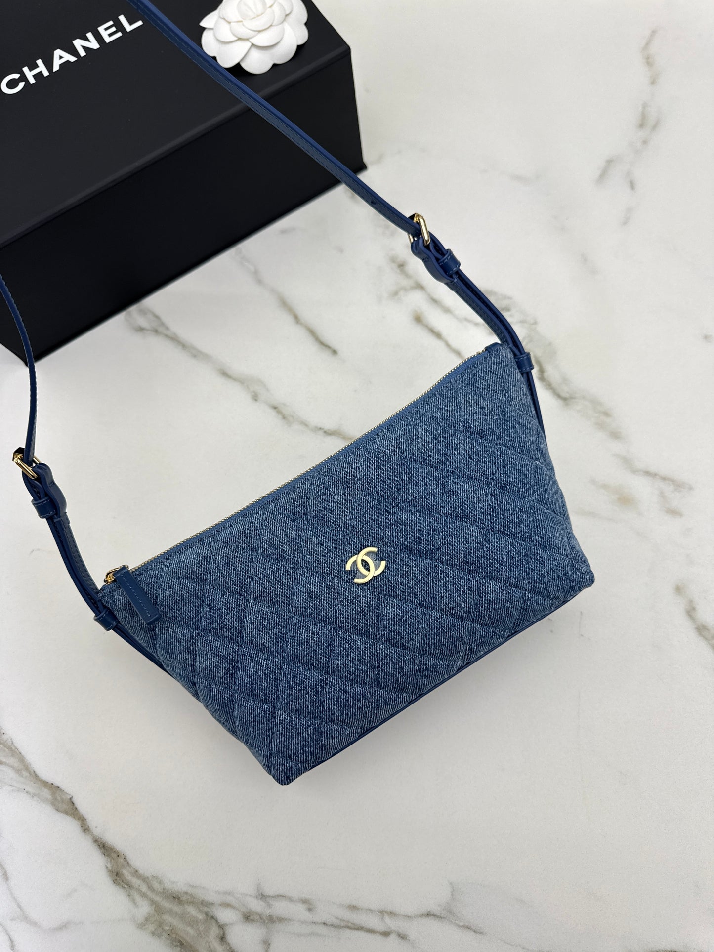 CHANEL 26A 洗水牛仔飯盒包