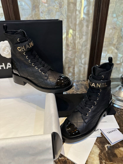 CHANEL 羊皮菱格 機車靴 logo字母￼23A