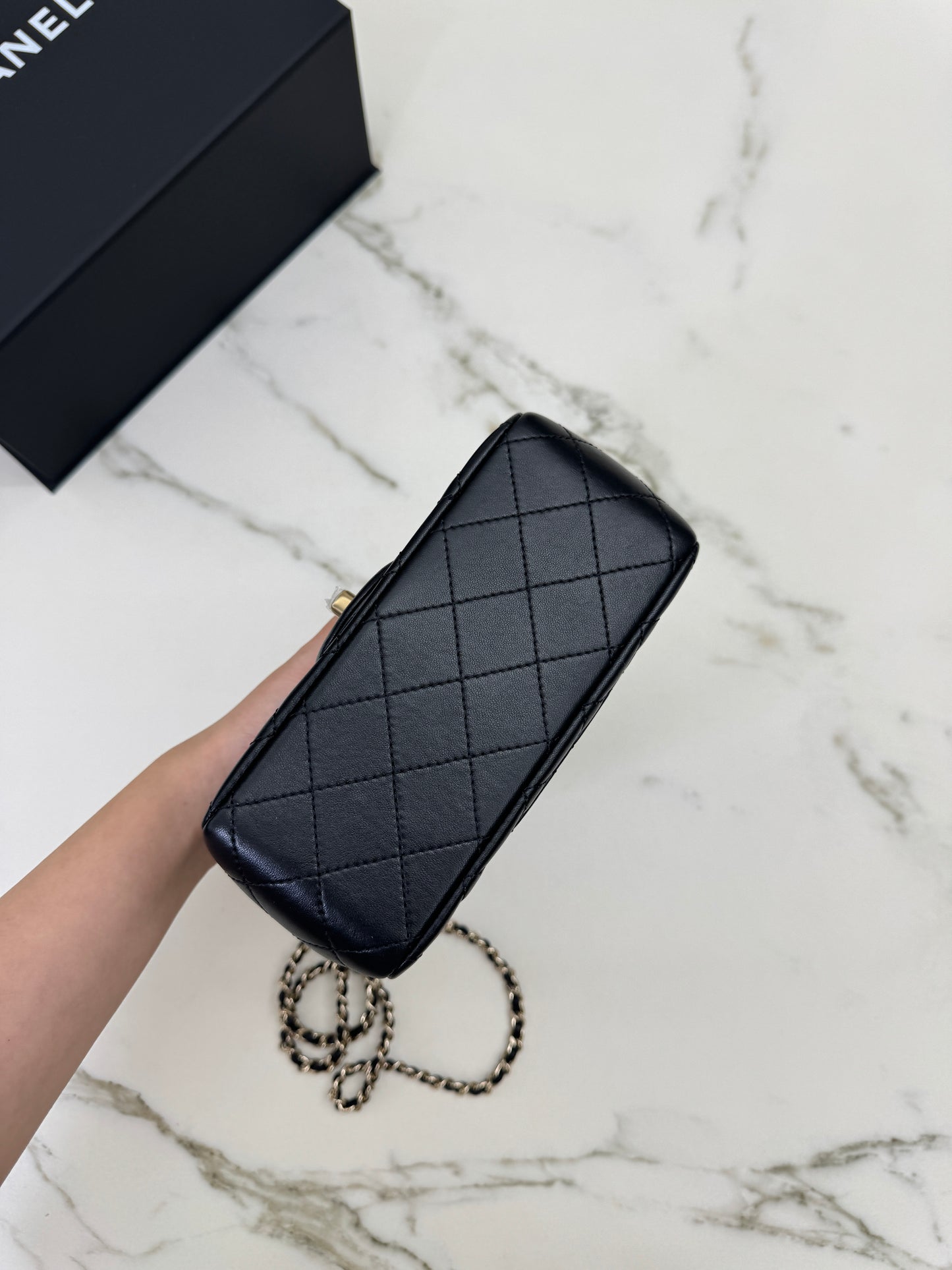 CHANEL 25K 亮面淺金球 Mini CF17 方胖子