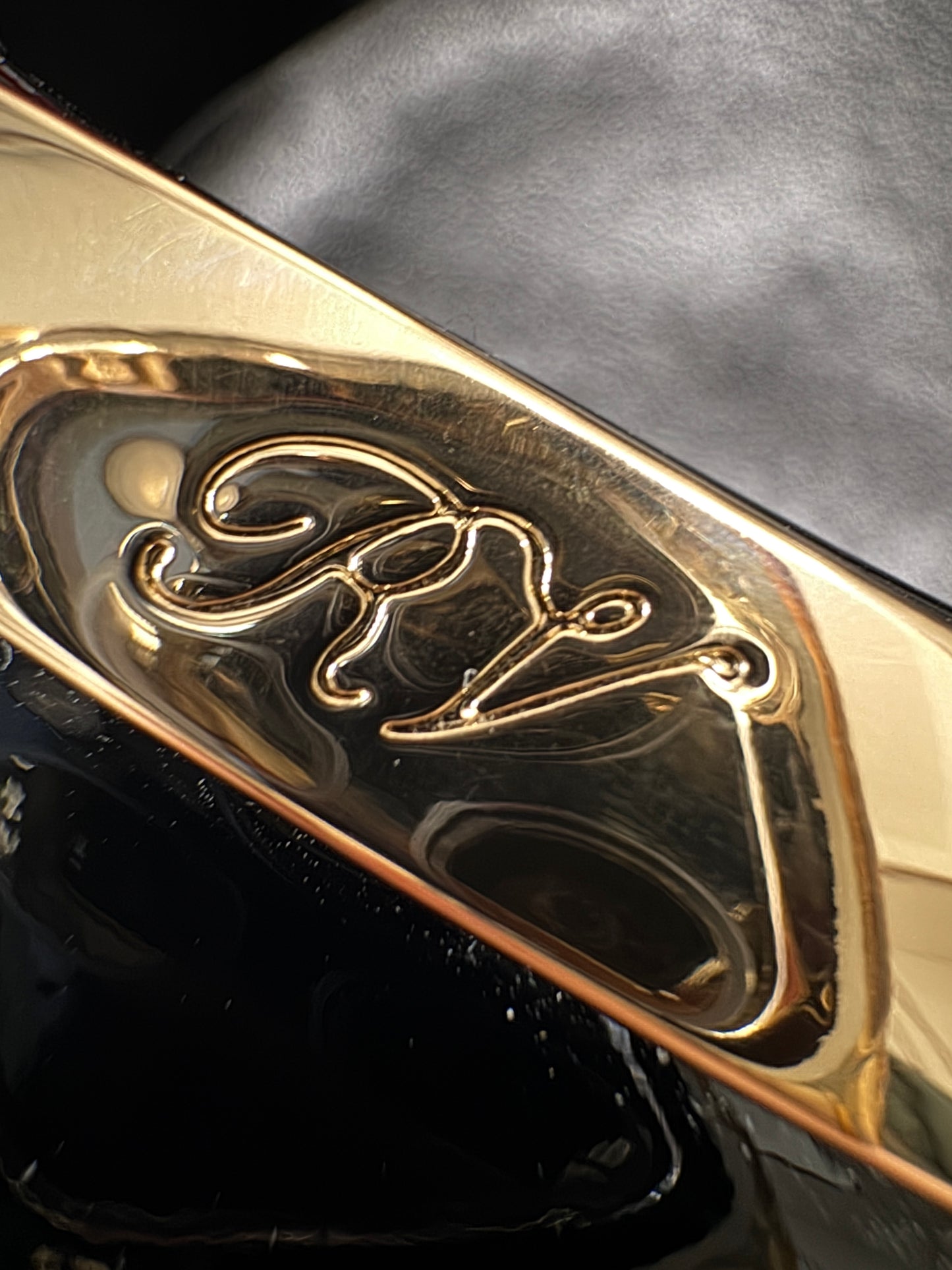 RV 喇叭跟 2.5cm 漆皮