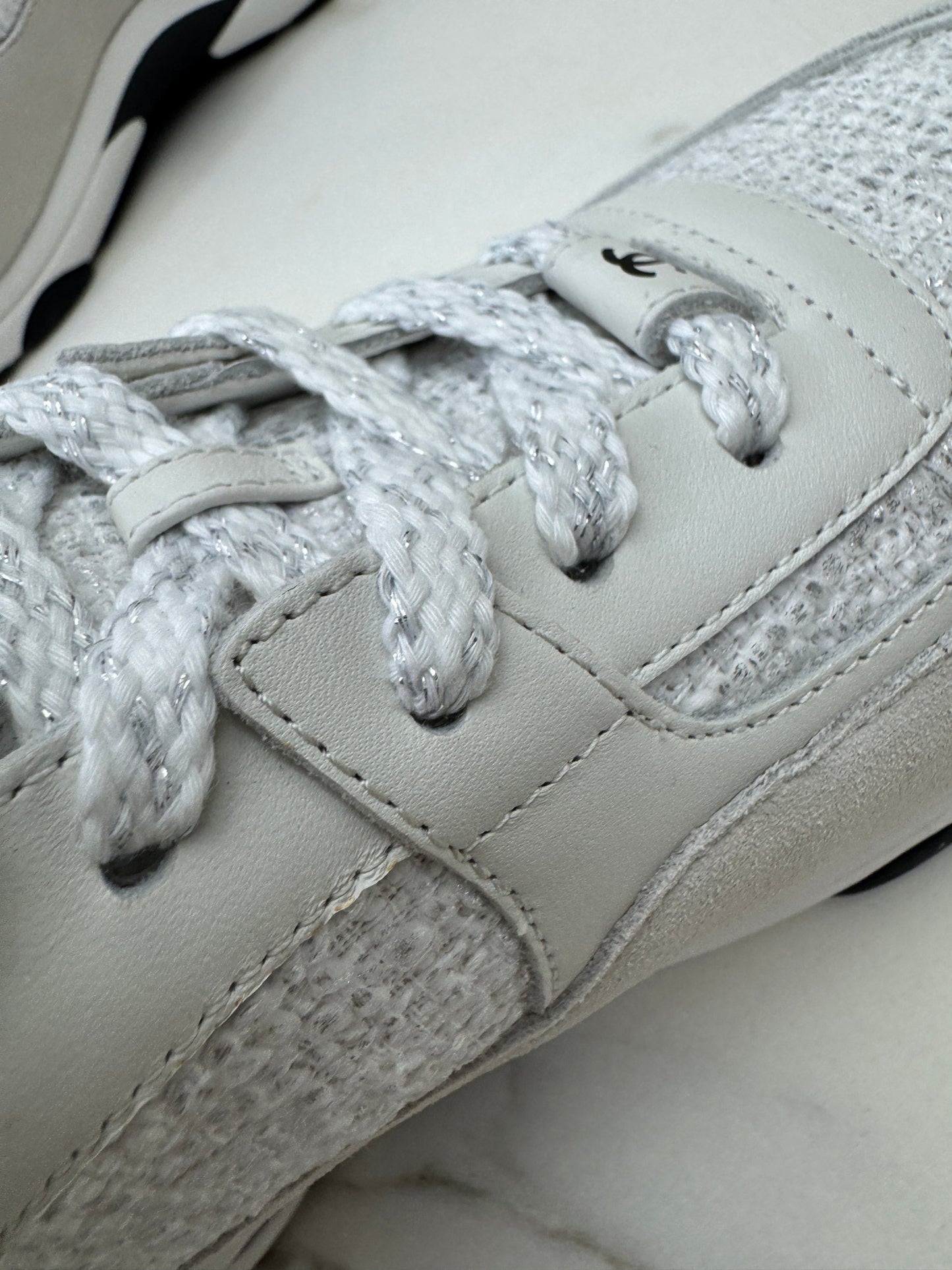 CHANEL 銀白色粗花呢Tweed Sneakers