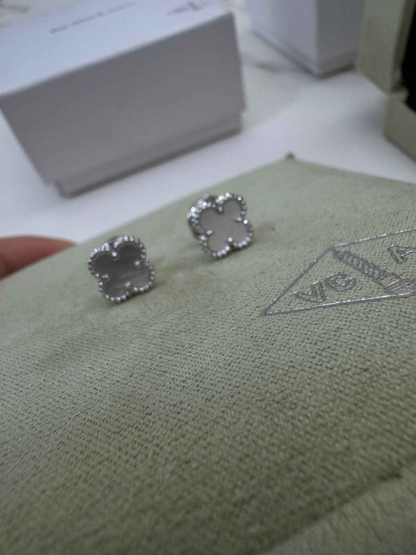 VCA Sweet Alhambra Earrings 白金色白貝母耳環
