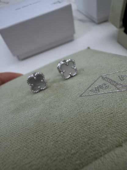 VCA Sweet Alhambra Earrings 白金色白貝母耳環